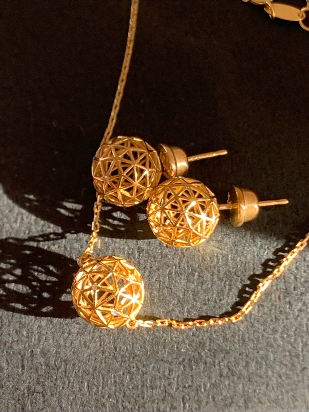 18k Gold Filigree Sphere Necklace and Stud Earrings Set - Picture 2 of 13